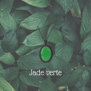 Collier macramé Jade verte sur un fond de feuilles vertes