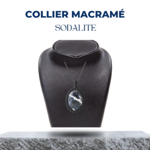 collier macramé pierre de sodalite sur un buste noir