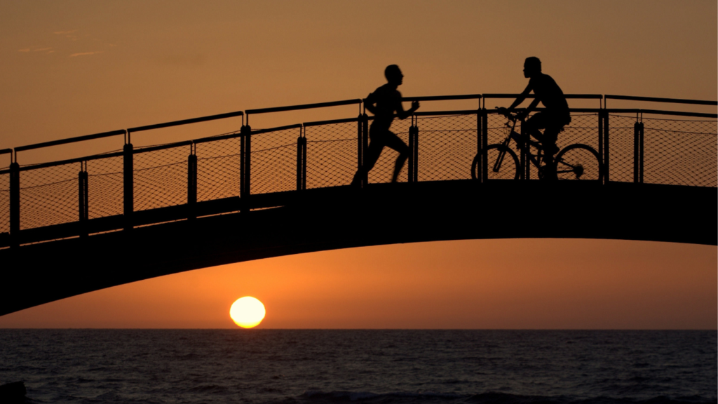personnes sur un pont avec couché de soleil 
02h02 sens spirituel