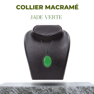 Collier macramé jade verte sur un buste noir fond blanc