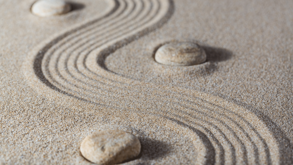 sable représentant un chemin tracé sur le sable pour illustrer le chemin de vie 5 en amour